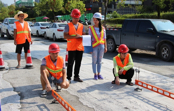 2018年8月，G220試驗路段交工驗收，測量彎沉評估路面的整體強度