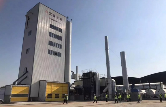 2018年10月12日，來自全國各地的筑養(yǎng)路行業(yè)專家、高校科研學者等150余人，蒞臨豐城綜合養(yǎng)護中心，現(xiàn)場觀摩全環(huán)保瀝青攪拌設(shè)備及各類環(huán)保裝置。